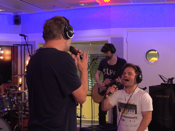 VanVelzen & Diggy Dex - Glas Omhoog | live in Muziekcafé