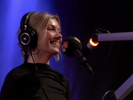 Hannah Mae deelt haar verhaal achter nieuwe single Waterdicht