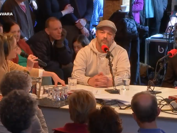 Johnny Jordaan zou dit jaar 99 worden. Paul van Musscher en Jaro Renout zorgen met ‘De Porders’ voor eerb ...