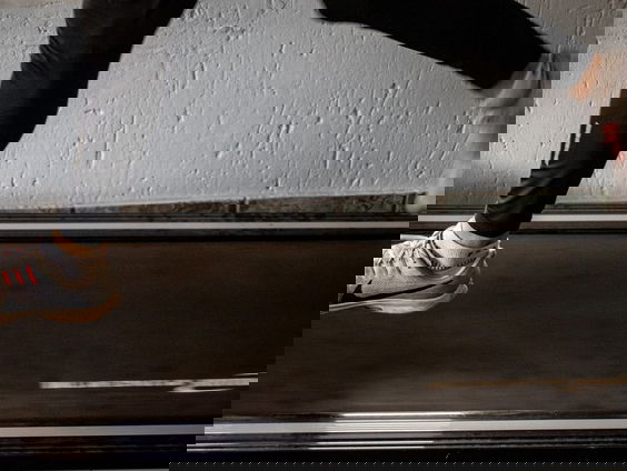 Roy Hoornweg doet wereldrecordpoging marathon lopen op een loopband