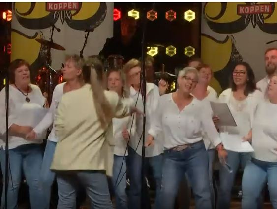 Het Koor Geen Gehoor groeit enorm in populariteit. In meerdere steden ontstaan er nieuwe koren. Enige voorwaarde voor deelnemers: je moet niet kunnen zingen.