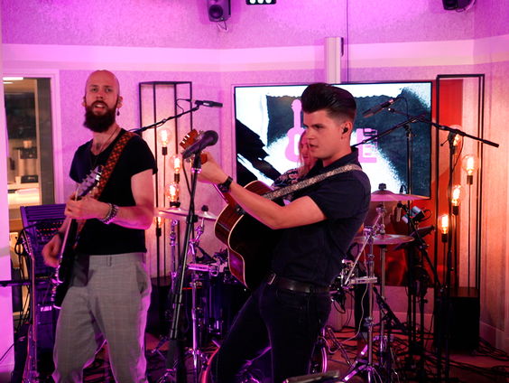 Mick Stender - You Shook Me All Night Long (AC/DC cover) (Live @ Giel)