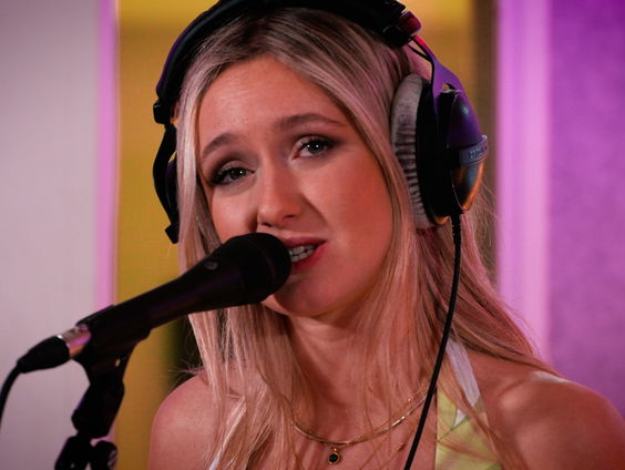 Katie Kittermaster - She Should Be Here (Live @ Giel)