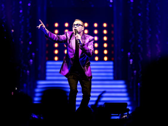 Jamai brengt ode aan Elton John met theatertour: "Titel I'm Still Standing heeft dubbele betekenis"
