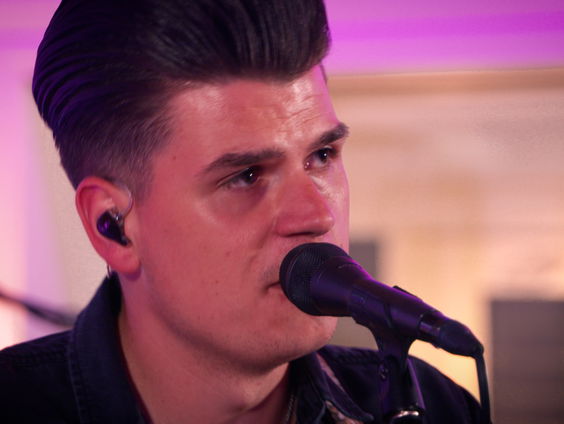 Mick Stender - Holding On (Live @ Giel)