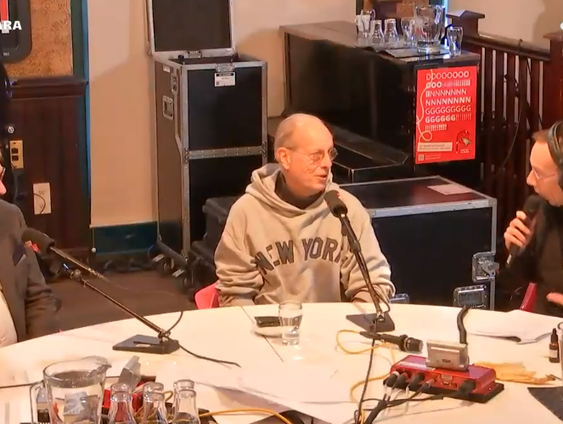 KNAC-directeur Peter Staal en autoliefhebber Roel Zaadnoordijk bespreken of de elektrische oldtimer de toekomst is.