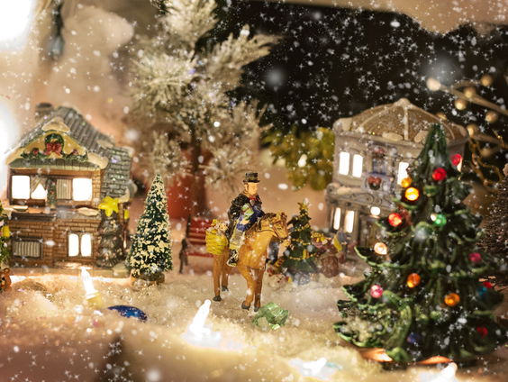 Ron de Boer is al weken bezig met het opbouwen van z'n kerstdorp