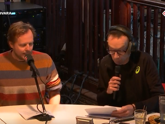 Cabaret: de partijvoorzitter van het CDA schuift aan