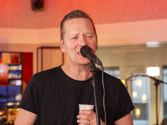 Van Dik Houts nieuwe Op De Golven Dansen Wij is een emotioneel nummer: "Met hem in gedachten"