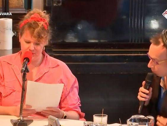 Cabaret: Ans vangt vluchtelingen op in Rotterdam