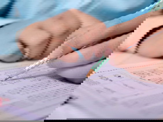 Opvallende eindexamenklacht: "Studenten hadden drie kwartier last van volkszanger"