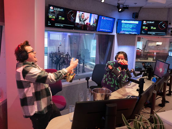 Rob Janssen en Jorien Renkema openen stembussen RadioRing tijdens Annemiekes A-Lunch