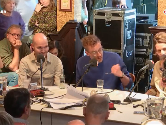 Deze zaterdag staat de clash van de ultieme toppers van het veldrijden op het programma. Podcastmakers An ...