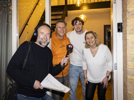 Edwin en Marjan uit Hagestein leveren hun stemlijsten in