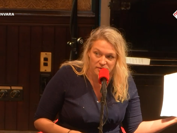 Stella Bergsma's nieuwe gedichtenbundel Meesterwerk voor de prullenbak is er één om niet weg te gooien.