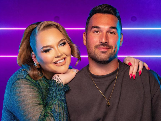 Nikkie de Jager doet lichten uit voor nieuwe podcast: "Je ogen wennen niet"