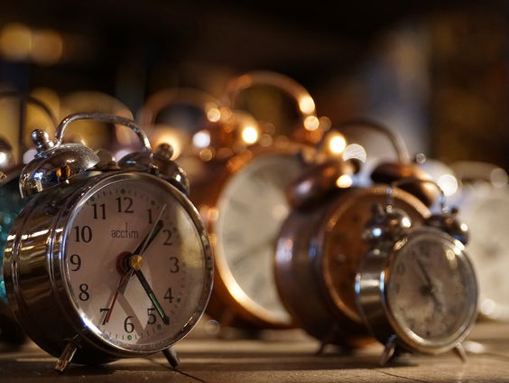 Uurwerkhersteller Raymond van Dijen verzet dit weekend honderden(!) klokken en horloges