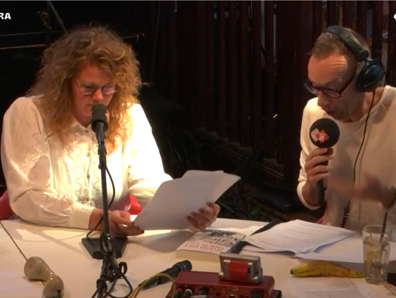 Cabaret: aan tafel een explosief iemand