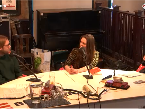 Dichters Ellen Deckwitz en Daan Doesborgh nemen een gedicht mee dat past bij het nieuws van de maand