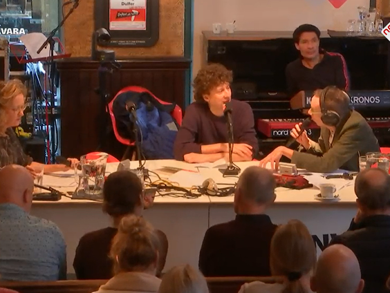 Merijn Scholten staat in zijn eerste solo-voorstelling niet alleen op het podium
