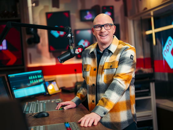 Sonja wint kaarten voor het Top 2000 Café en wordt emotioneel