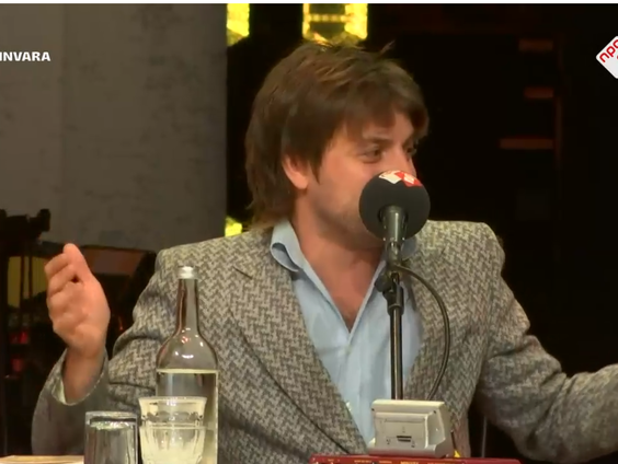 Dichter Joost Oomen probeert in een nieuwe theatertour zijn liefde voor poëzie aan heel Nederland over te ...