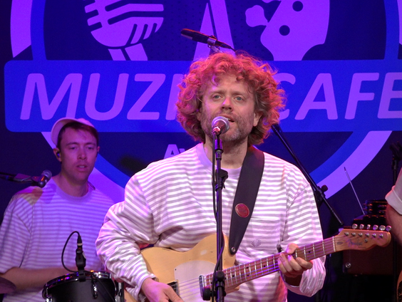 Benny Sings - Young Hearts | live in Muziekcafé