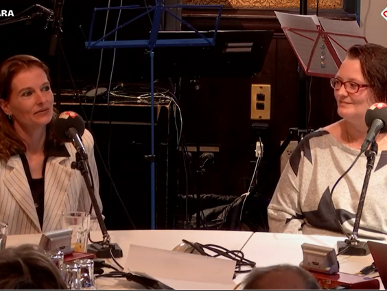 Pakjestijd! Sabina Kreuger en Mandy van den Heuvel hebben er allebei een pakketpunt in huis en vertellen hoe ze de feestdagen overleven.