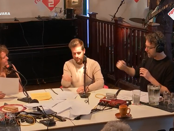 Het cabaret met een voor- en tegenstander over het vuurwerkverbod