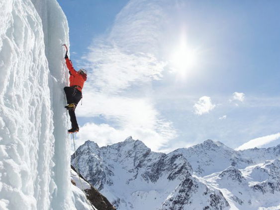 Mirre (16) wint WK IJsklimmen ondanks hoogtevrees