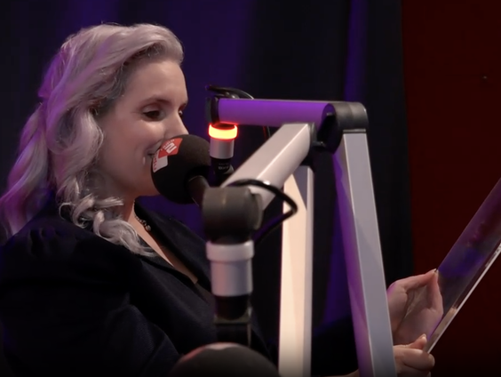 Nina June wordt verrast met gouden plaat voor We Watched It All Come Down