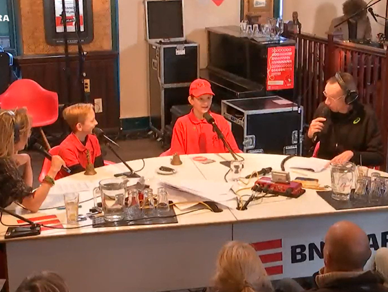 De 11-jarige Tijmen en 13-jarige Tim luiden de klokken van de Dom en vertellen ons waar de klepel hangt.