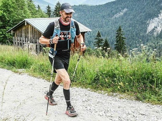 Björn rent marathon van 250 kilometer in woestijn voor blinde dochter