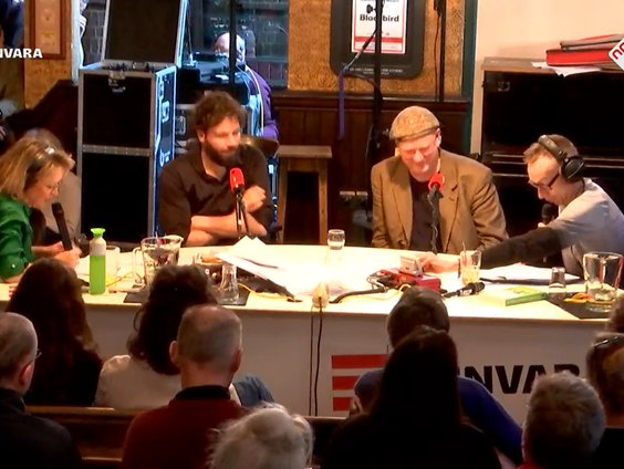 Na hun goed beluisterde podcast De Nedersaksen gaan Hendrik Jan Bökkers en Albert Bartelds nu het theater in.