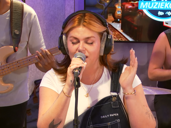 Roxeanne Hazes met Vannacht live in Muziekcafé