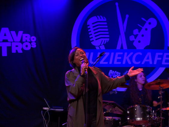 Edsilia Rombley - Nooit Meer Zonder Jou / Hemel & Aarde | live in Muziekcafé