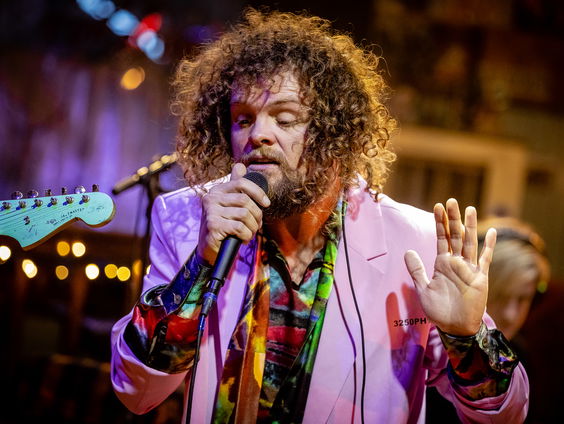 Spike van DI-RECT schreef couplet Through The Looking Glass jaren geleden al