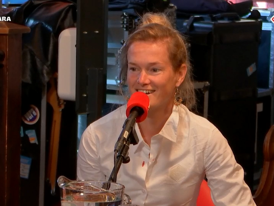 Esra Tromp en Marieke van Wanroij, managers van de vrouwenploeg van Jumbo-Visma, over het wielervoorjaar