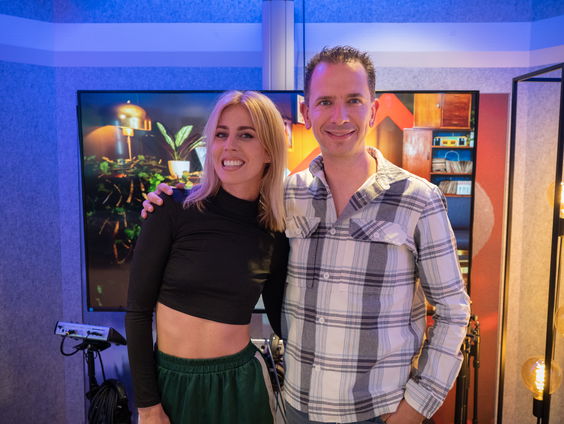 Bart ontroert Elske DeWall met TopSong-bekendmaking