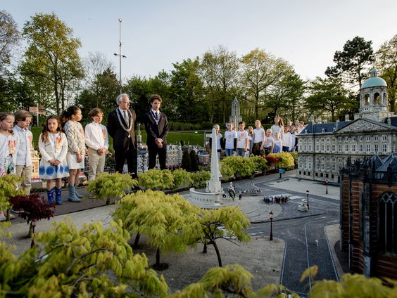 Nationale Kinderherdenking in Madurodam betrekt kinderen actief bij herdenking
