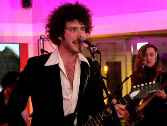 Silver Lake - Put Me Under (Live @ Giel)