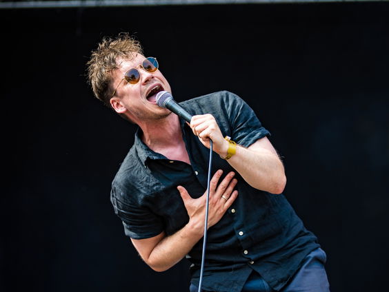 Geen Tekstuele, maar Seksuele Voorlichting met Handsome Poets