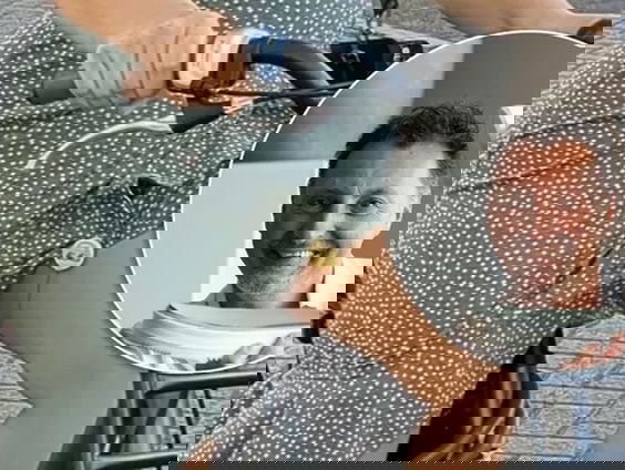 Ben bedenkt oplossing voor omhoog waaiende rok op de fiets!