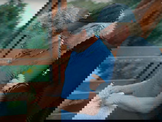 Micha de Winter volgt in ingrijpende documentaire 'Broertje' de voetsporen van zijn vader