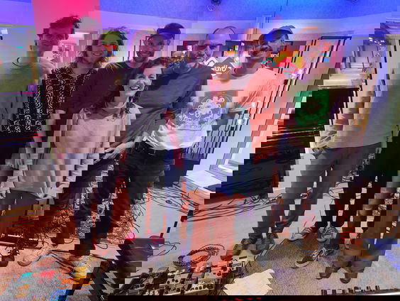 Someone speelt 'I Guess I'm Changing' live @ Blokhuis