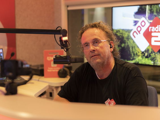 Rick van Velthuysen spreekt luisteraar die is genezen van kanker