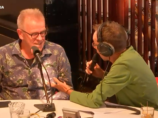 Na 35 jaar kreeg scheidsrechter Gerard Oosterlaar spijt van zijn rode kaart aan dorpsgenoot Jos Holtman e ...