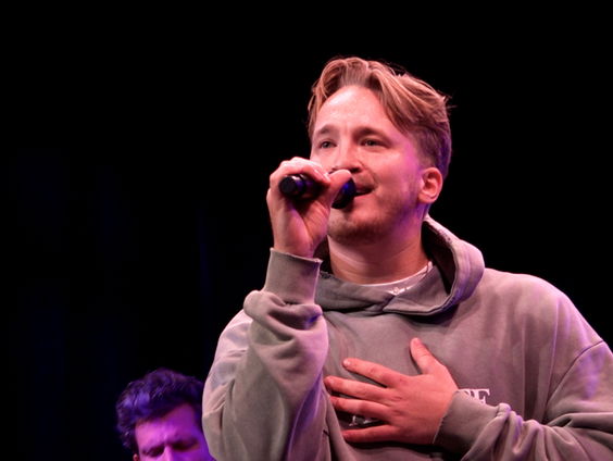 Snelle - Hoodiedate | live in Muziekcafé