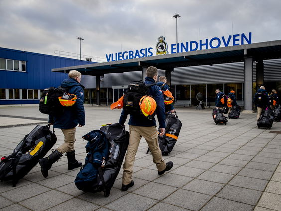 Reddingswerkers halen 100 uur na de aardbeving 8-jarig jongetje levend onder het puin vandaan