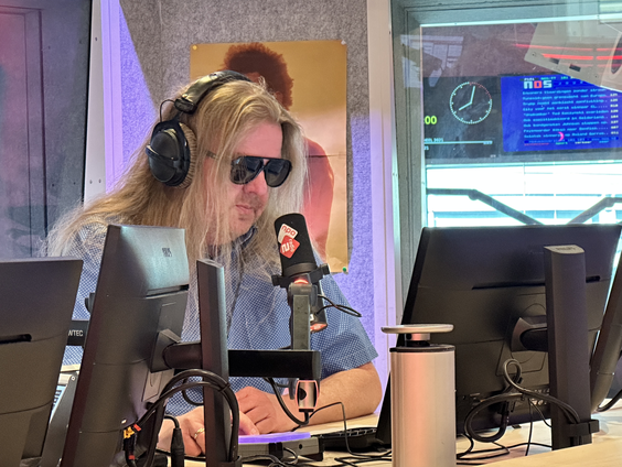 Clemens Peters leest het nieuws met de Rinkeldekinkel-eyecatcher op